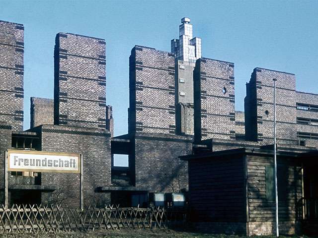 (048)-1957-03-Stadthallen-Ruine.jpg