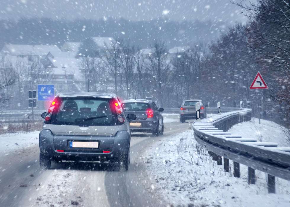 Glatteis und Schnee: So kommen Autofahrer sicher durch den Winter, Leben &  Wissen