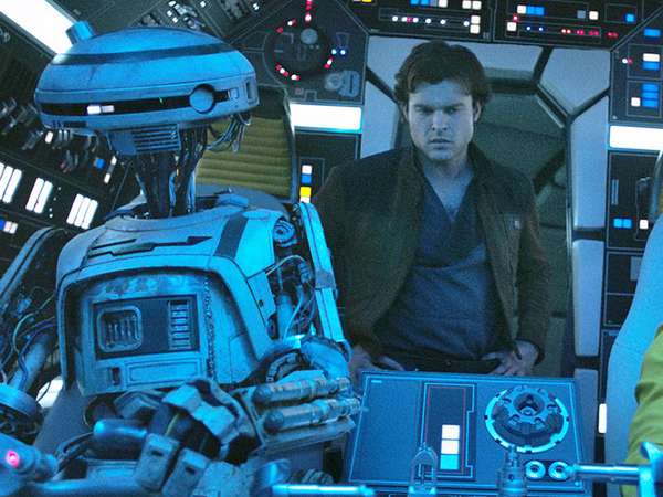 An Bord: Phoebe Waller-Bridge als L3-37 und Alden Ehrenreich als junger Han Solo,