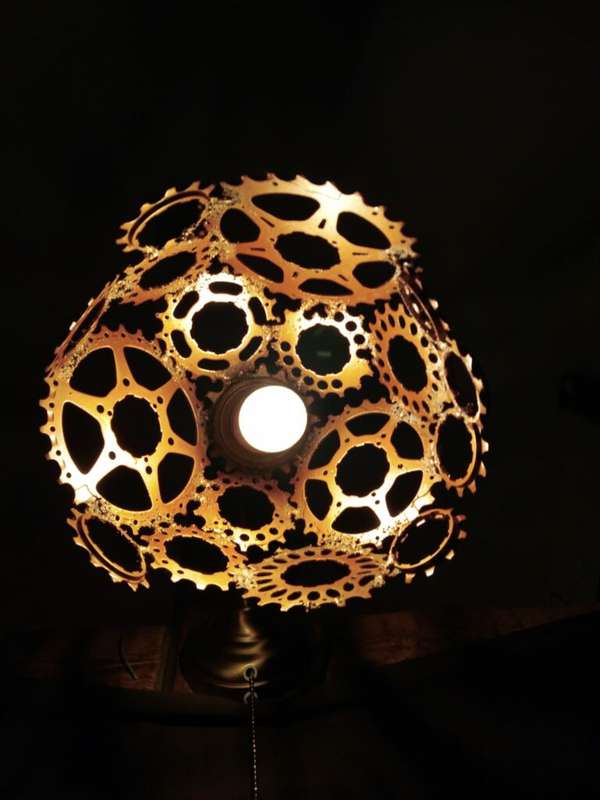 Lampenschirm aus Kettenblättern_2 (c) Veloart.jpg