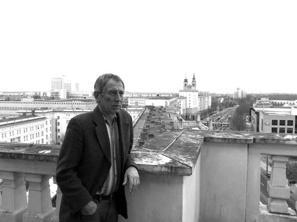 Bernd Wagner auf dem Balkon der Stadtschreiberwohnung.jpg