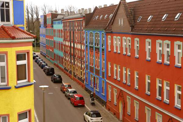 Prägt das bunte Stadtbild Magdeburgs - die Otto-Richter-Straße  (Foto MDR _ Fernsehkombinat).JPG