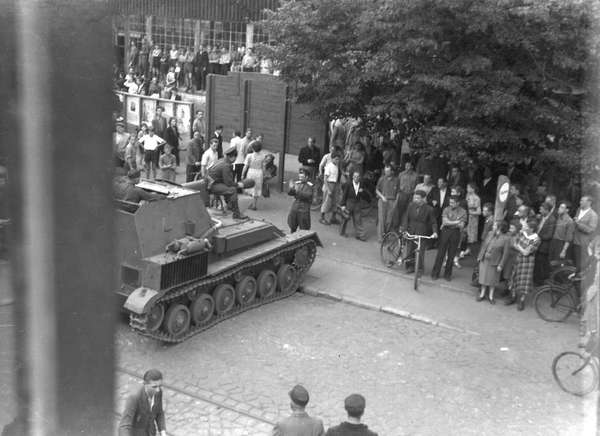 Schönebeck, 17. Juni 1953, vor der SED Kreisleitung, Foto Horst Fahlberg.jpg