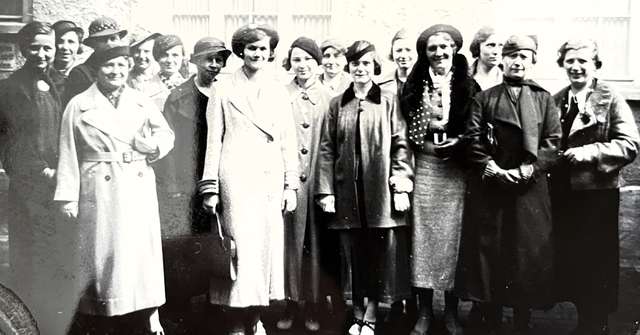 Frühe Frauen-Power einer Burger Lederhandschuhfabrik um 1930  - Foto privat.JPG